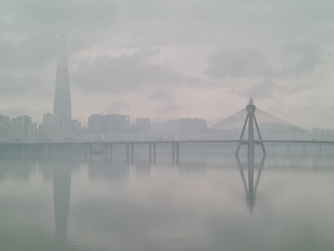 안갯속 롯데타워와 올림픽대교 Lotte Tower and Olympic Bridge in the Fog 1 enjoy