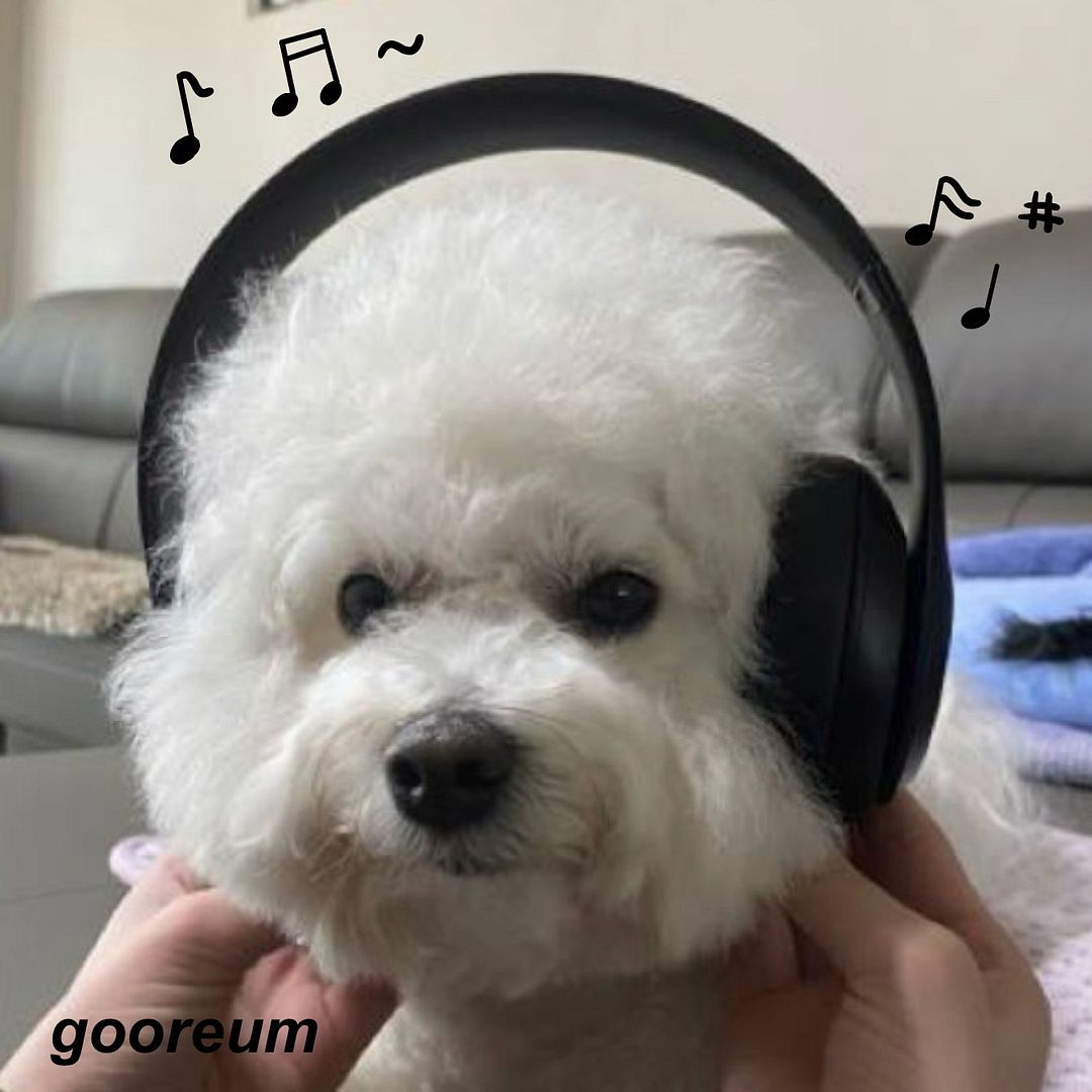 gooreum is listening to music :)