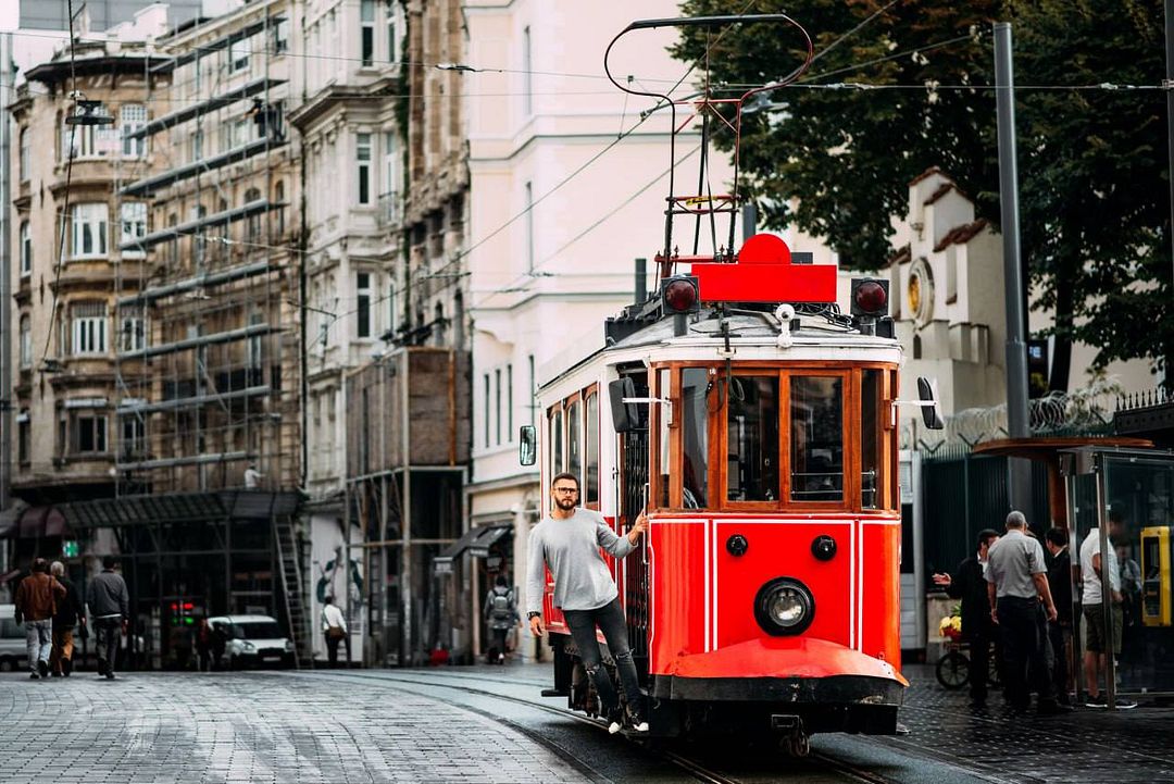 On the red tram through the old town