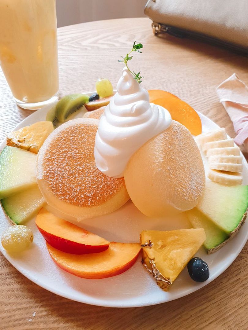 The pancake with fruits