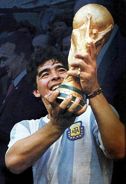 409px-Maradona-Mundial_86_con_la_copa