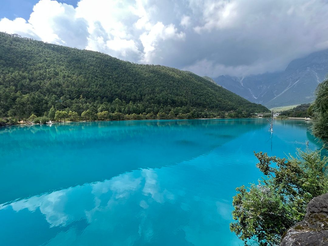 에메랄드빛 호수(An emerald lake)