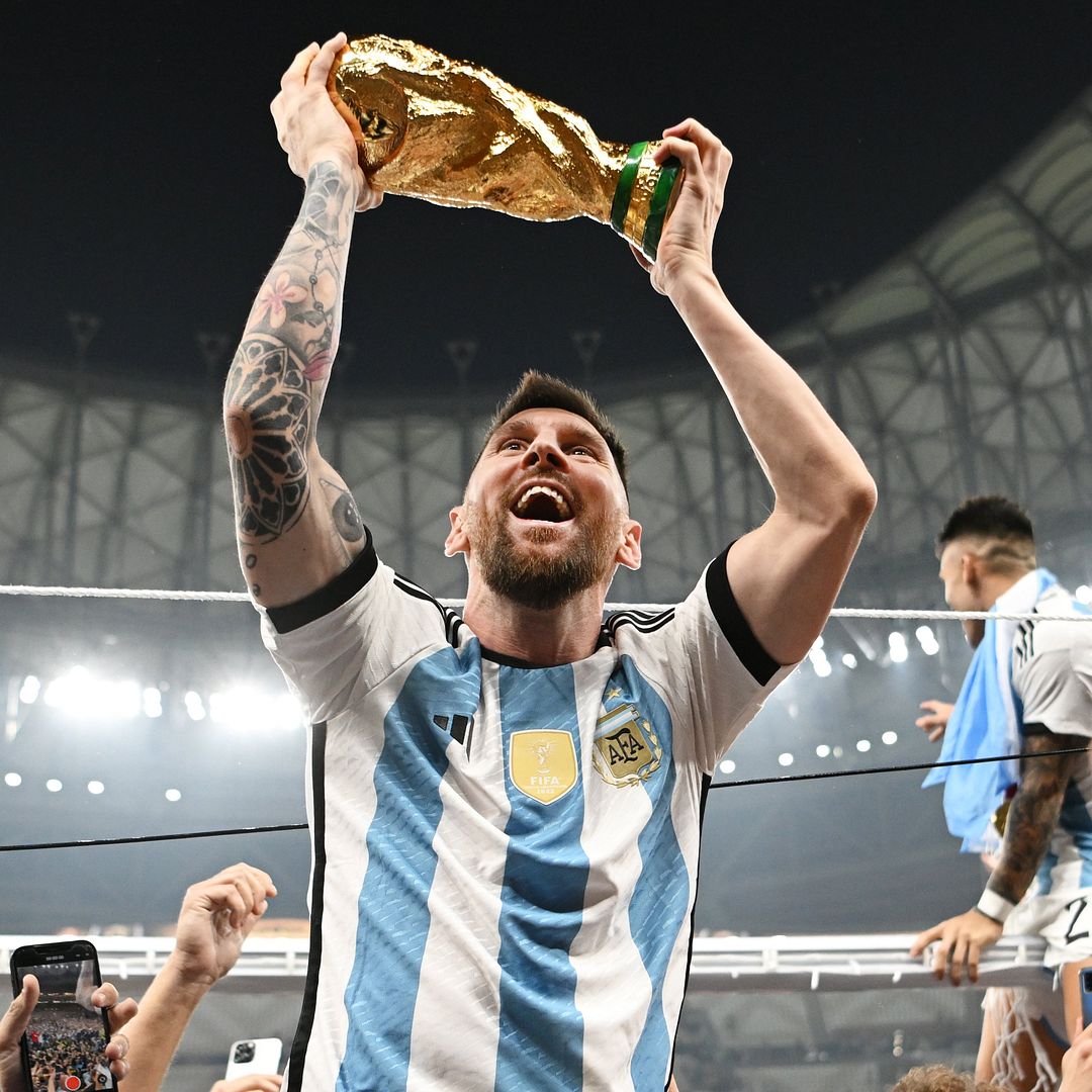 Messi Levantando copa del Mundo