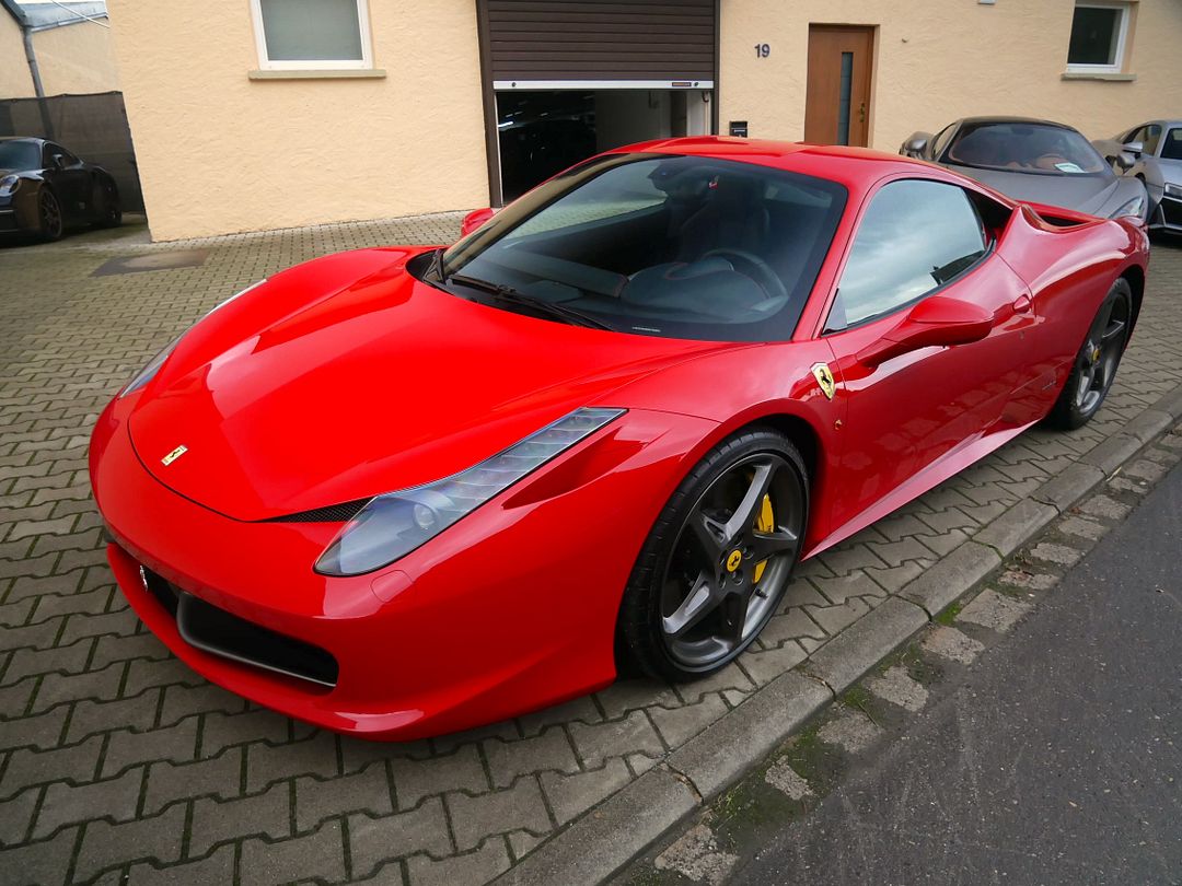 2 Ferrari 458 Italia