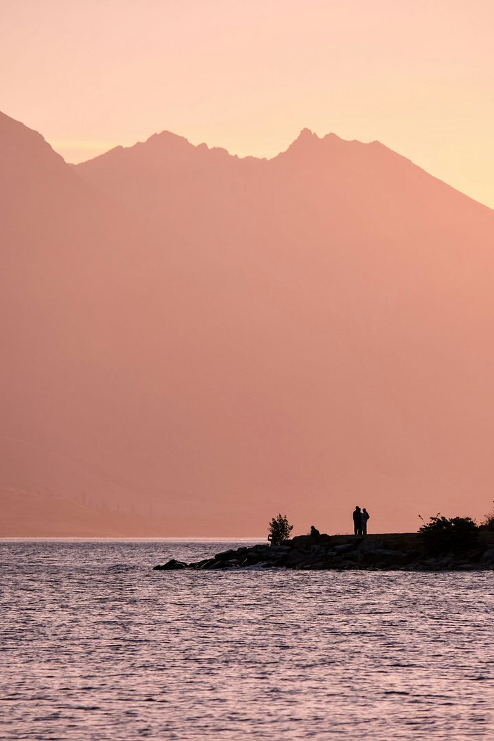 A sunset picture of the mountains around Lake Wakatipu