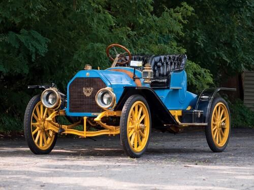 The image shows a blue 1906 Packard car with yellow wheels and a leather interior.  In 1906, Packard produced the Model S, also known as the 24 in terms of horsepower. It was available in Tourer, Limousine, Landaulet, Victoria and Runabout variants.   Characteristics of the model S:  four-cylinder engine with a volume of 349.9 cubic inches; 3,244 horsepower;  The wheelbase is 119 inches, except for the Runabout (108 inches).  The Model S was larger and more comfortable than the previous model N. Only 728 copies were produced.