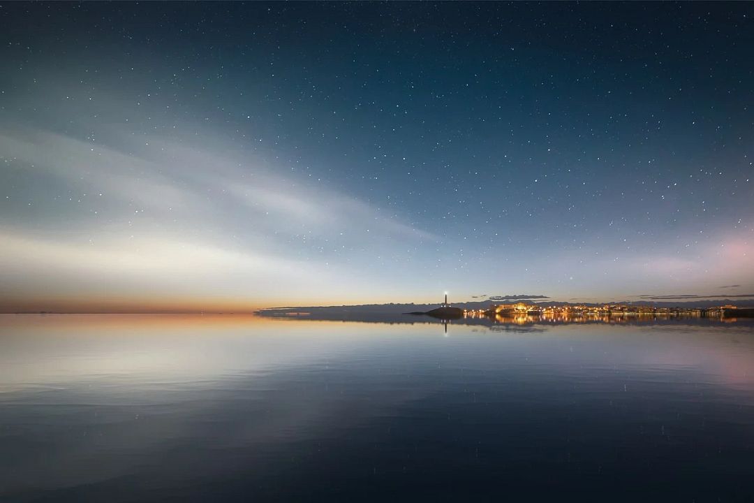 The boundary between the sky and the sea