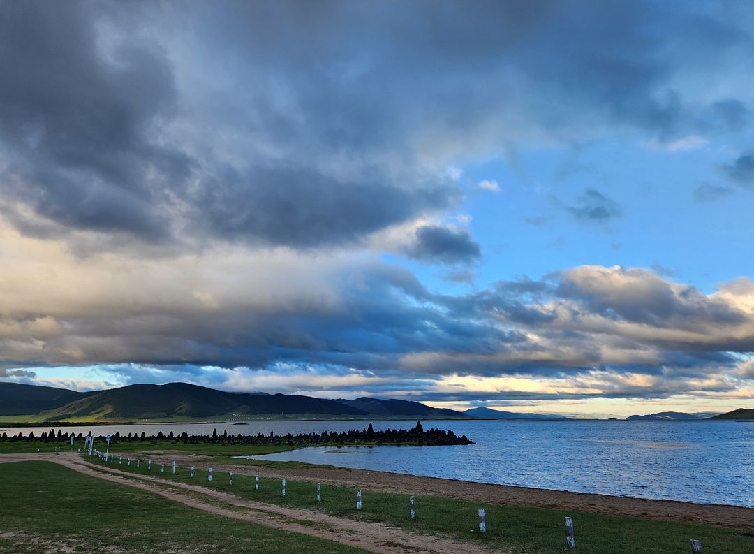 Morning lake scenery - Mongolia