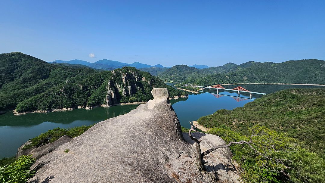 A wonderful chair that owns a lake and beautiful mountains 240518  Jecheon Chungcheongbuk-do South Korea