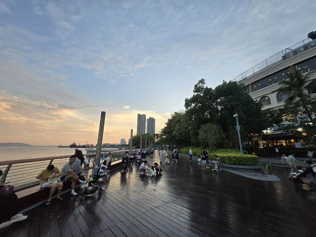 Sunset at a pier in the Namsan district of Shenzhen, China