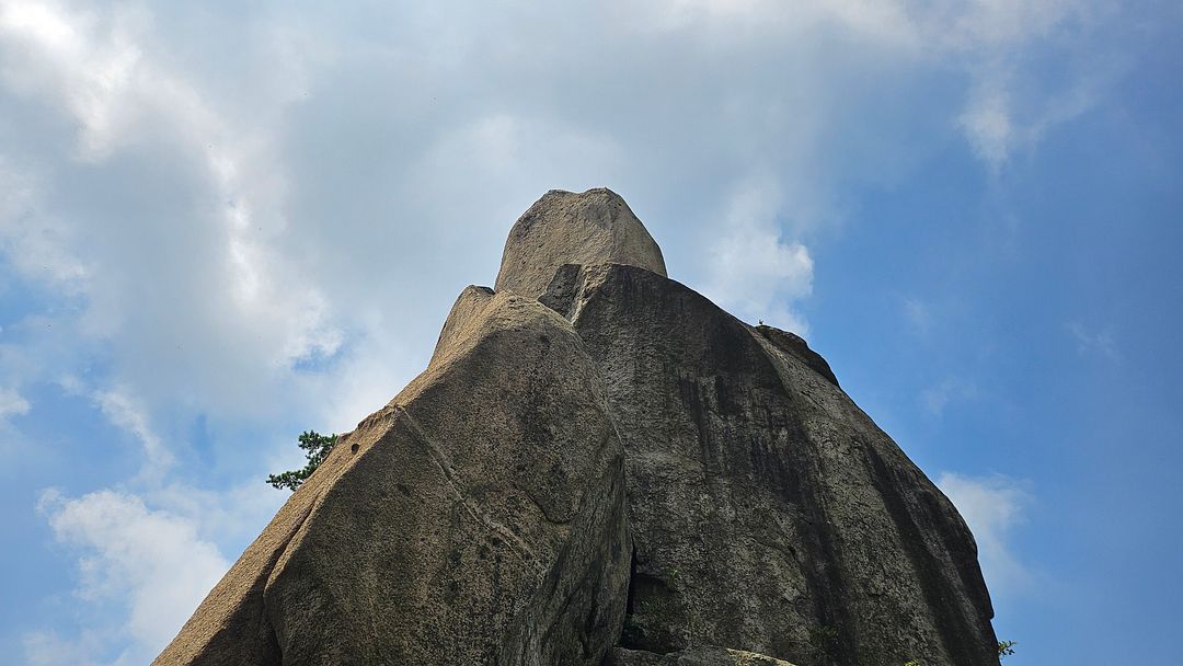 Wonderful rocks in Y Valley!  240803  Dobongsan Mountain, Seoul, South Korea