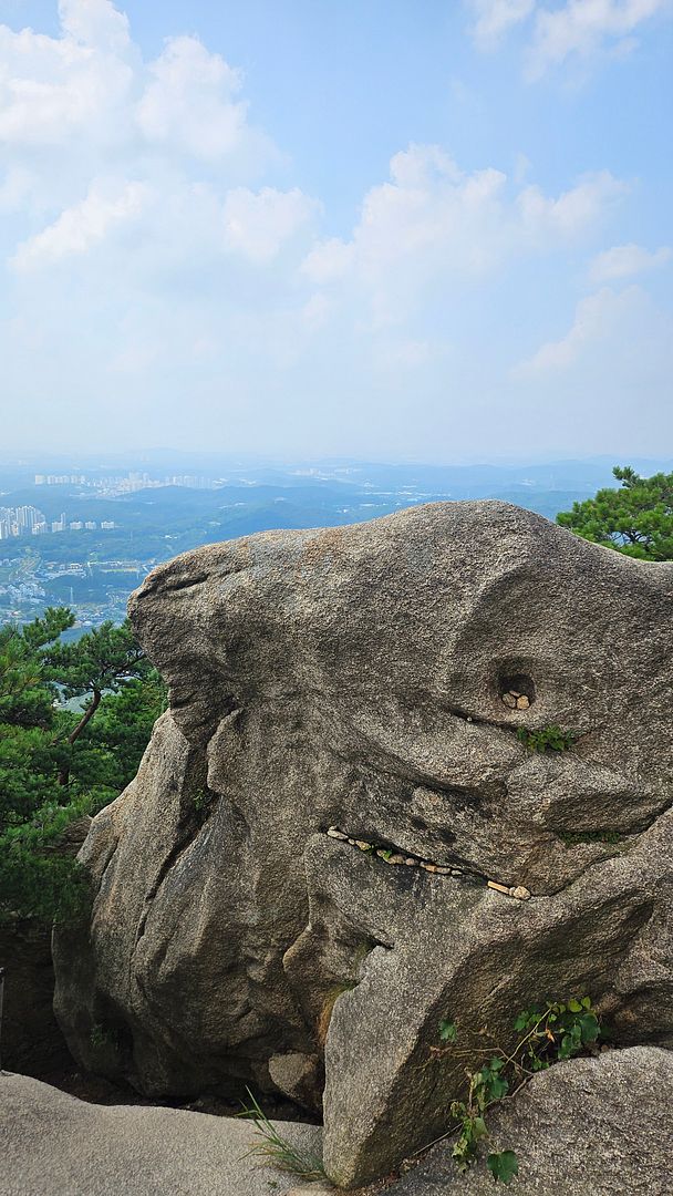 A specialty of Uisang Ridge! A goblin rock with many faces!  240907  Seoul, Korea