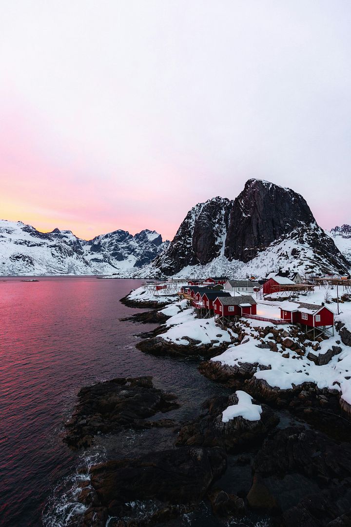 a small village on the shore of a body of water