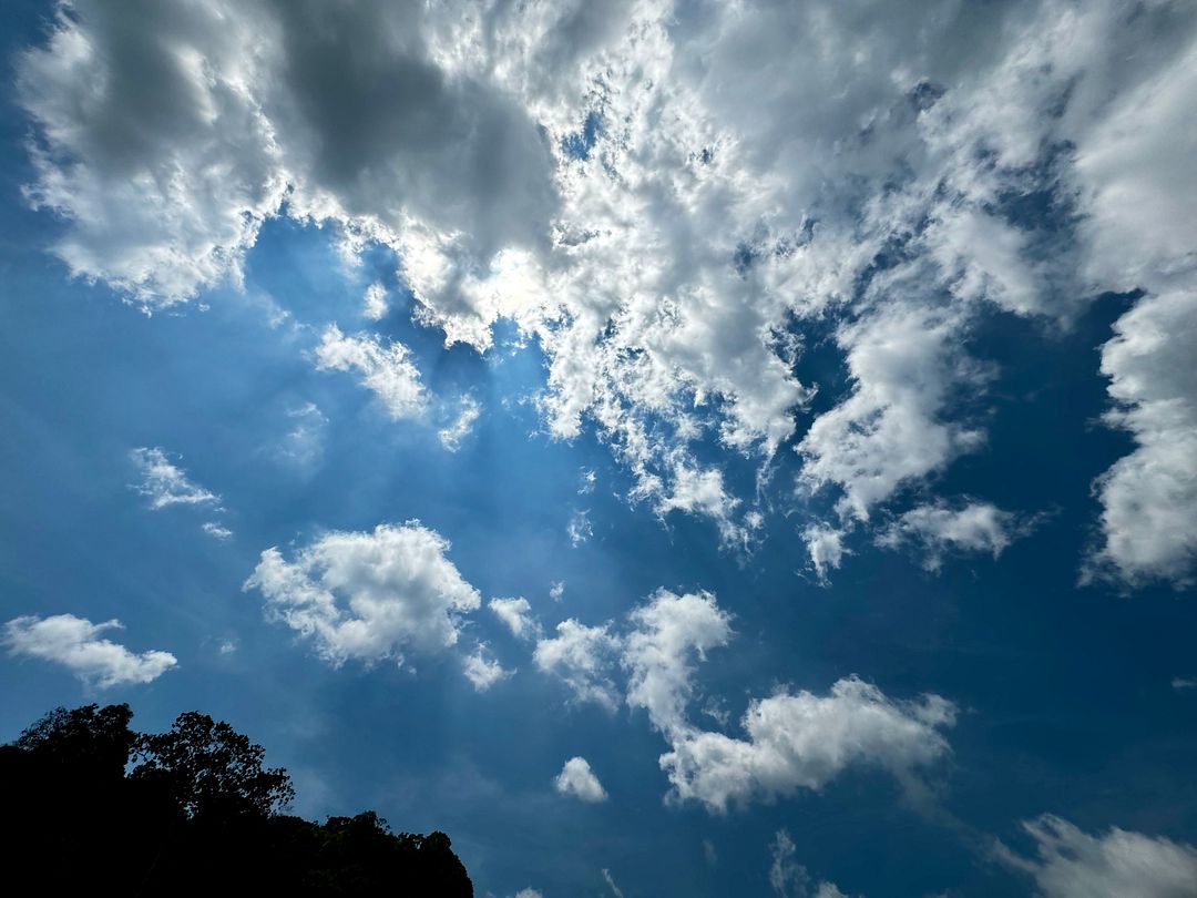 besar el cielo azul. kiss the blue sky.