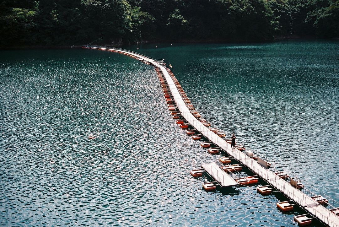 OnChain floating on the lake