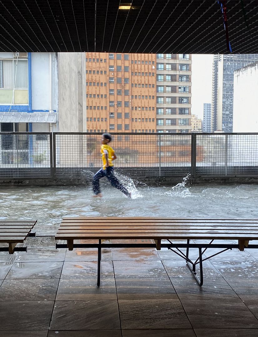 ENFANT SOUS LA PLUIE