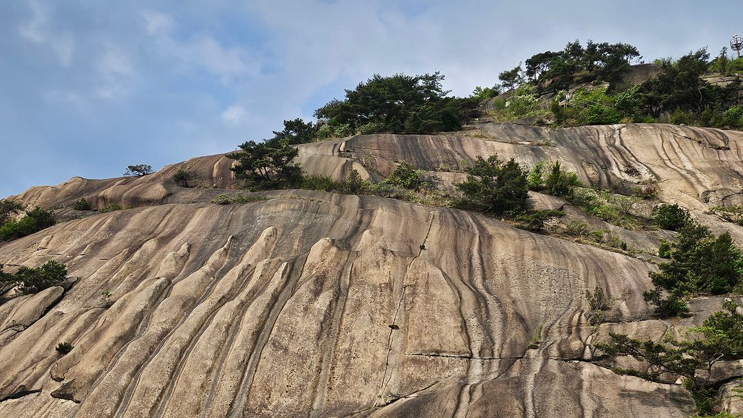 Inwangsan Rock, which is dug with flowing water!  Seoul, Korea 240501