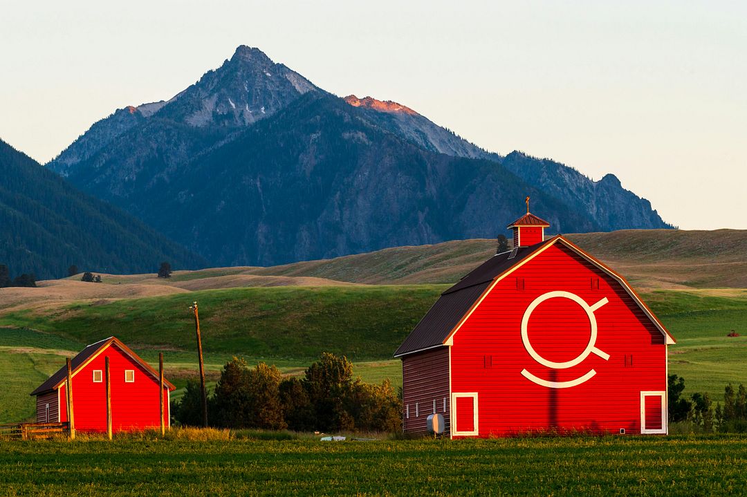 red house in the mountains