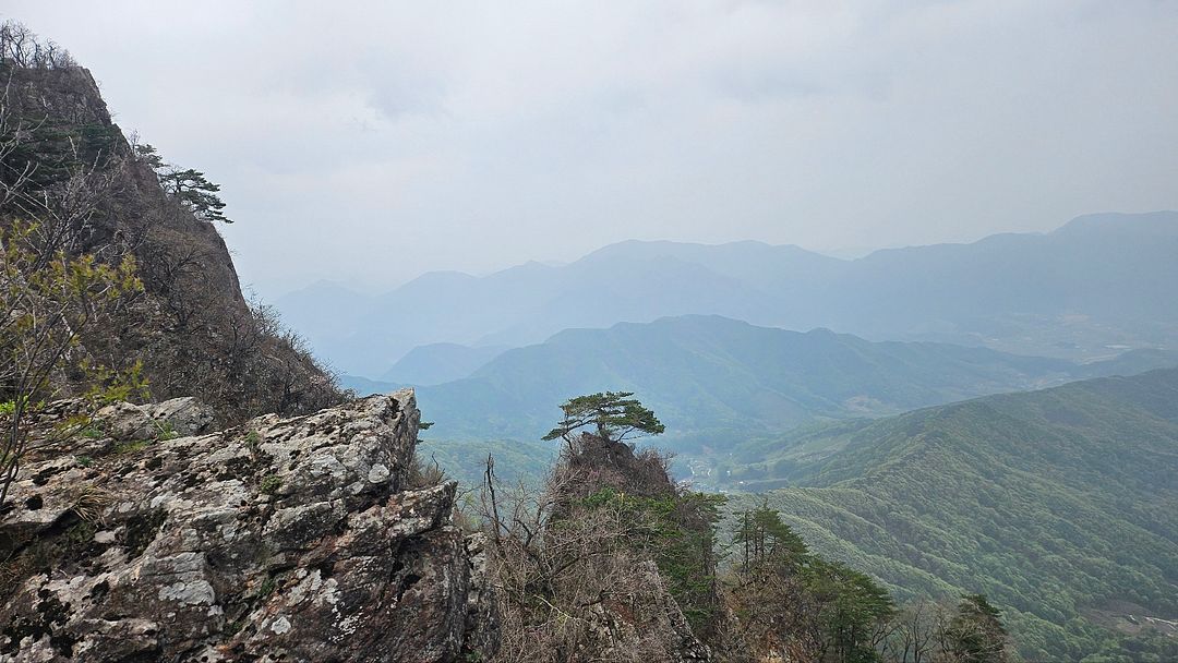 At Gwanbong Peak of Mt. Juheul... Korea, Mungyeong. -240420