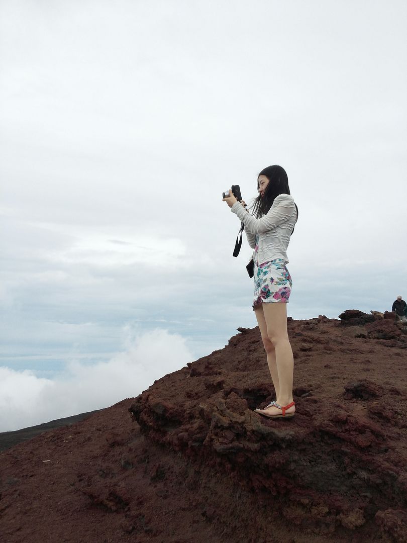 Girl on the Hawai Volcanoes National Park