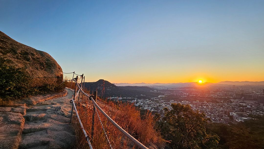 Sunrise view from Inwangsan Mountain observatory!  241004 Seoul, Korea