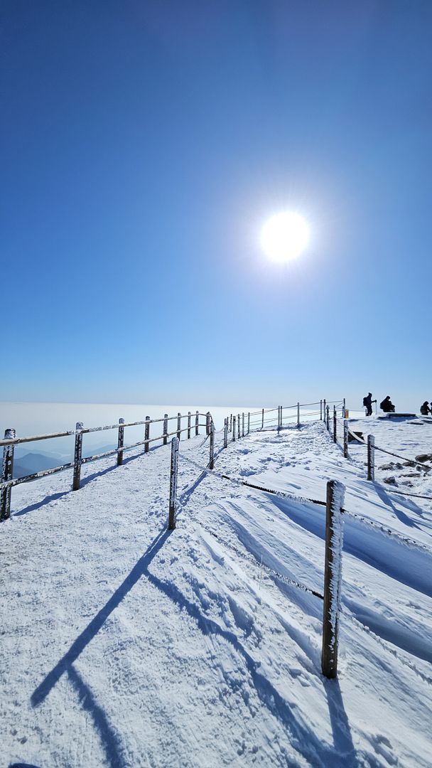 The morning sun and snow on Sobaeksan Mountain! 240127 Danyang Chungcheongbuk-do, South Korea