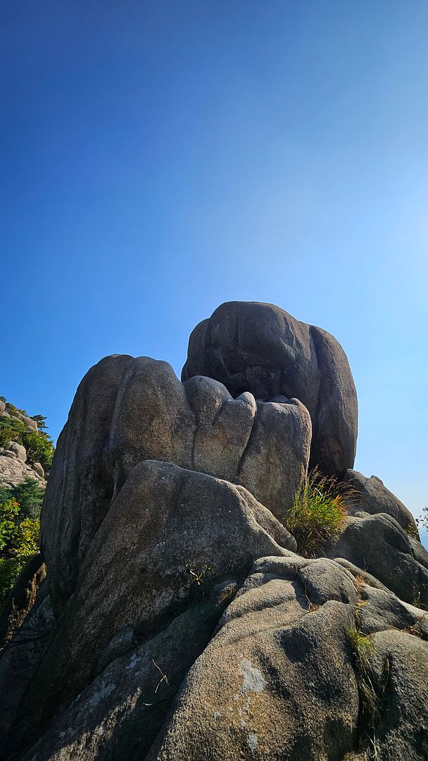 Tongue rock on Palbong Ridge of Gwanaksan Mountain! 241012 Seoul, Korea