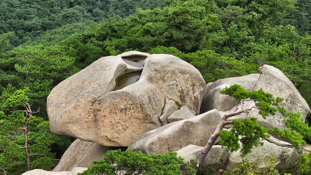 Skull Rock on the Hidden Wall Ridge of Bukhansan Mountain  240721  Bukhansan Mountain, Seoul