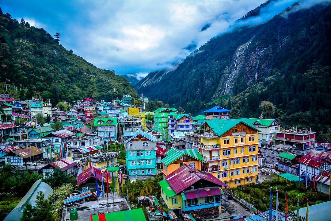 Lachung-City-In-between-the-Mountain-Ranges (1)