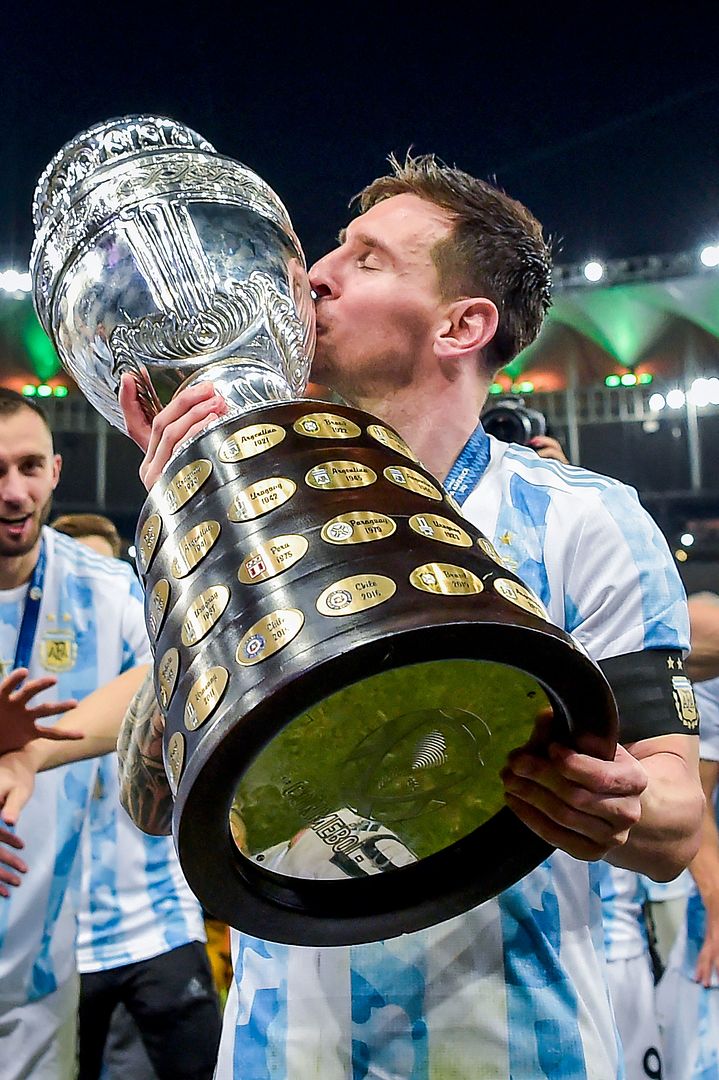 messi kiss to cup