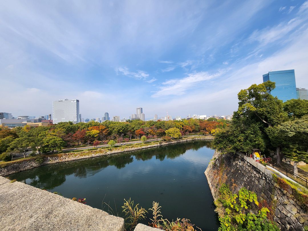 High skies and a calm afternoon in Osaka