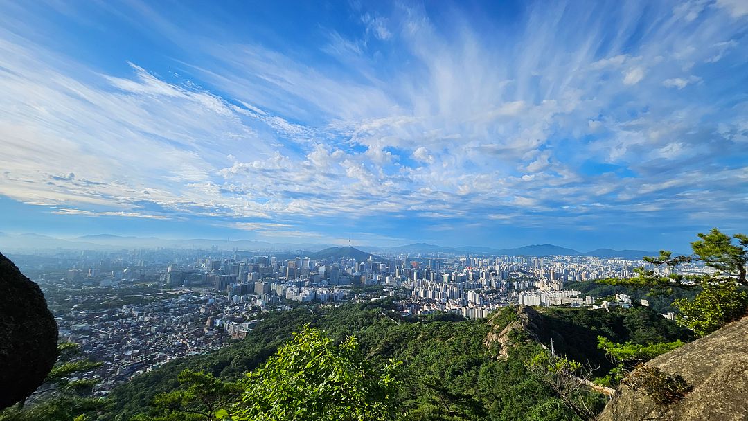 View II from Inwangsan Mountain Fantastic cloudy scenery of Seoul!   240710 korea