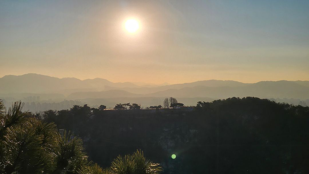 Morning view of Achasanseong Fortress from Yongmasan! 241228 Seoul, Korea