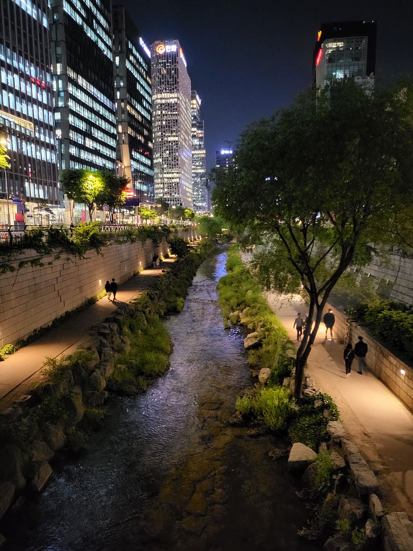 Cheonggyecheon walking trail in Seoul