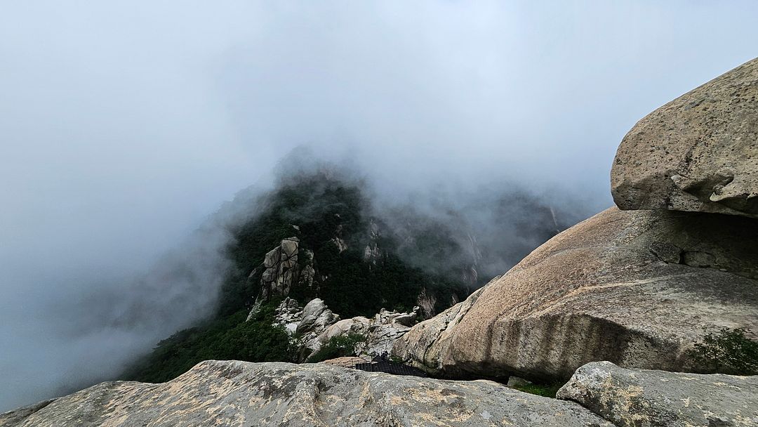 Looking down from the rock at the bottom of Baekundae!  240720  Bukhansan Mountain, Seoul