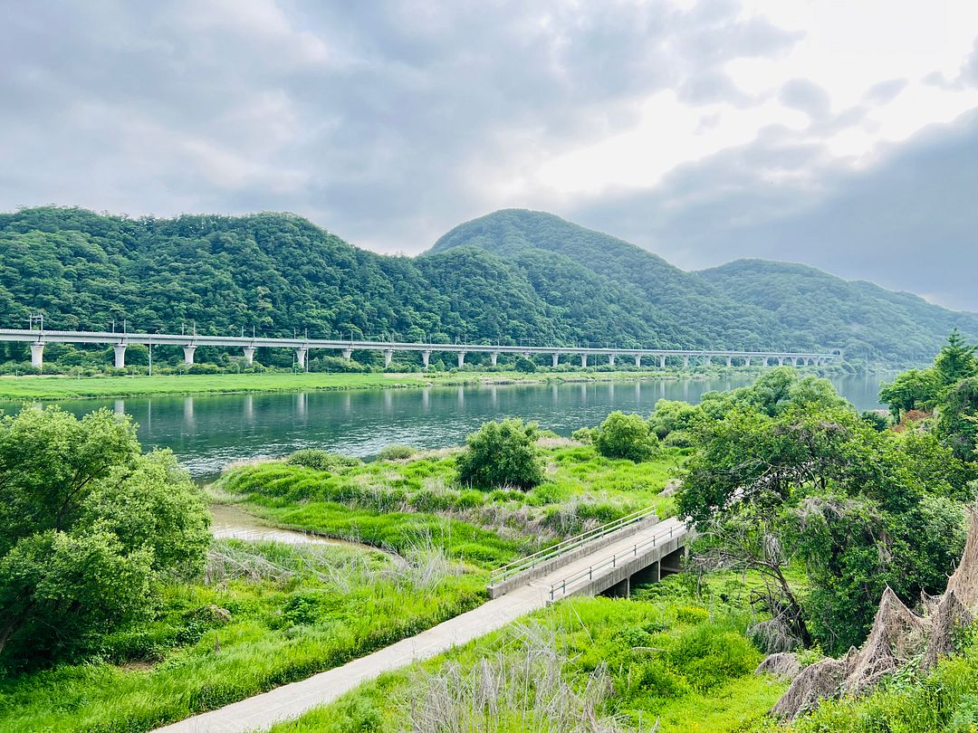 The Riverside next to the Railroad