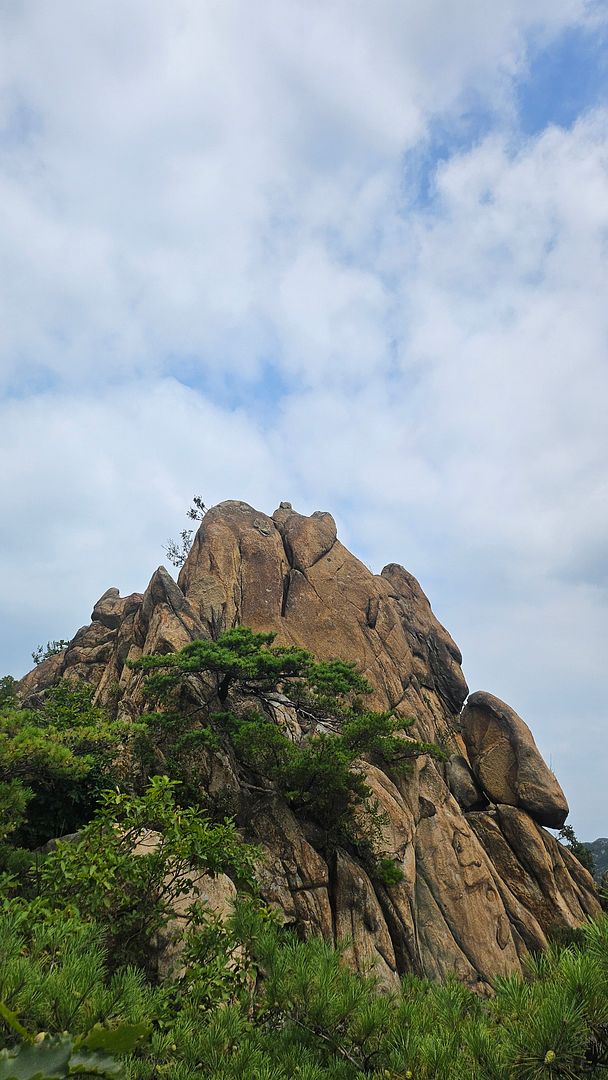 Lion's Head Rock looking up at the sky of Mt. Samseong!  240815 Anyang Gyeonggi-do, Korea