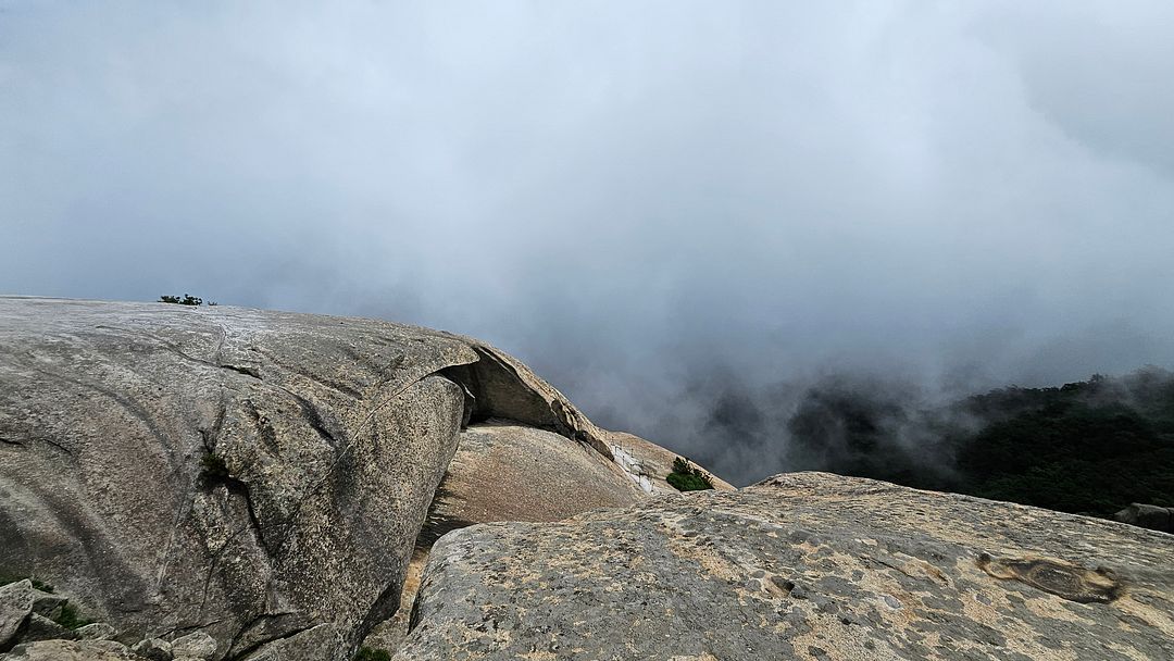 A wide, wonderful rock near the top of Baekundae!  240720  Bukhansan Mountain, Seoul