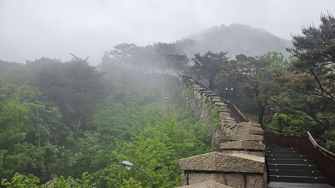 The charming castle road of Bukaksan Mountain!  240506  seoul korea