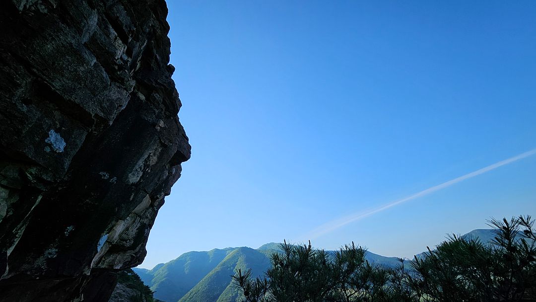 What do you see? 240503 Near Janggunbong Peak, Mungyeong, Gyeongsangbuk-do, South Korea