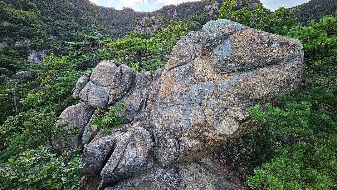 Strange rocks on Gwanaksan Mountain’s Miso Ridge!  240928 Gwanaksan Mountain Seoul, Korea