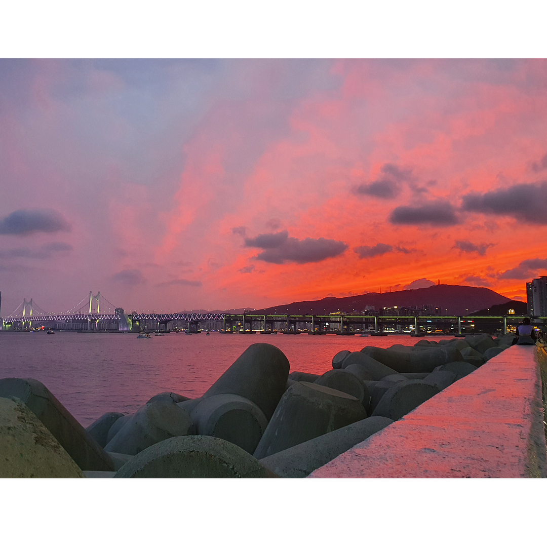 석양이 깃든 해운대. Haeundae with sunset