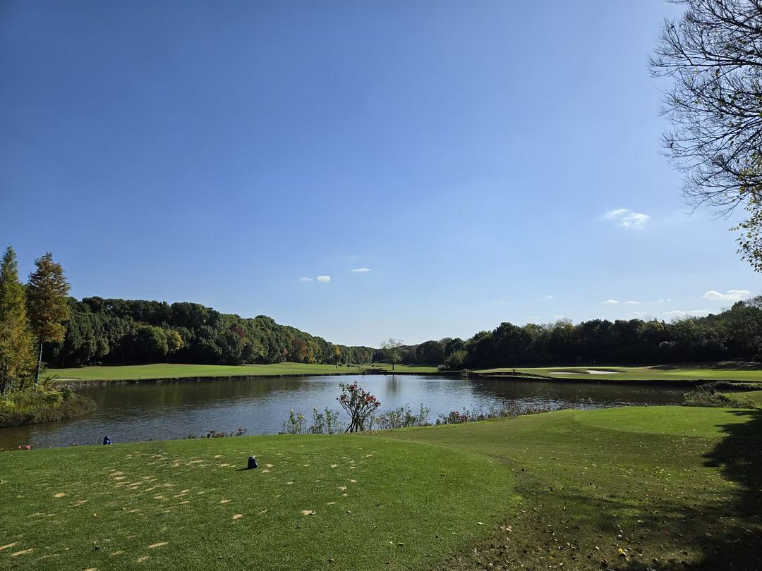 A panoramic view of the Nanjing Zhongshan Golf Course in China