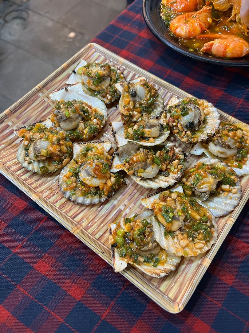 Grilled chili sauce scallops