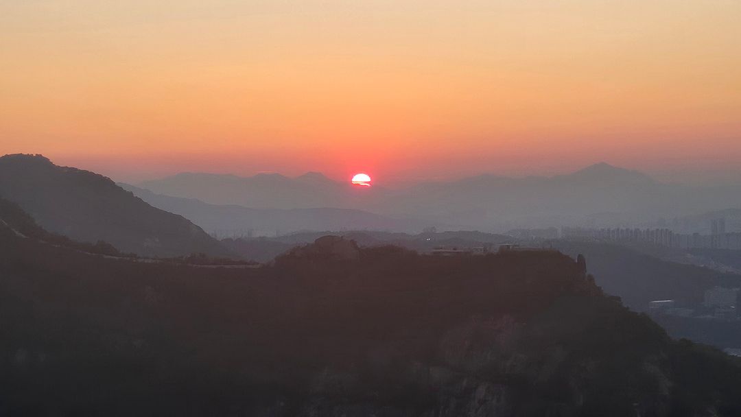 View from the beacon tower Sunrise at Inwangsan Mountain  240602  Seoul, Korea