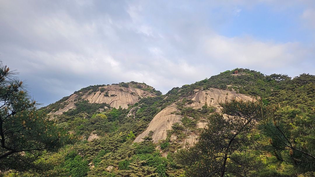 A panoramic view of  Inwangsan Mountain #222   Seoul, Korea 240501