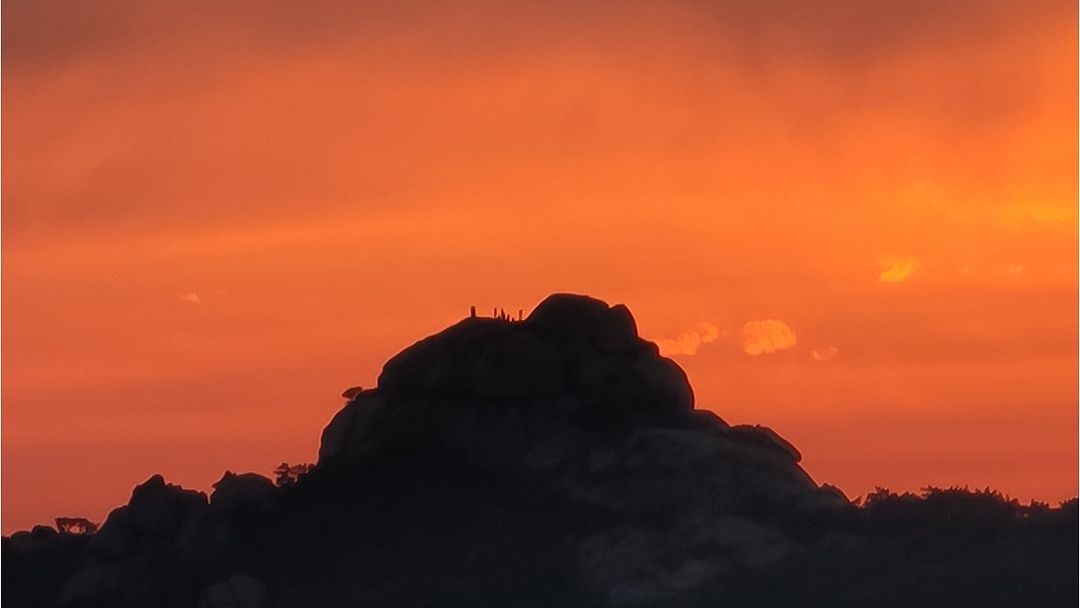 It dyed Jokduri Peak on Bukhansan Mountain red and made my heart turn red as well.  Bukhansan Mountain, Korea 220527