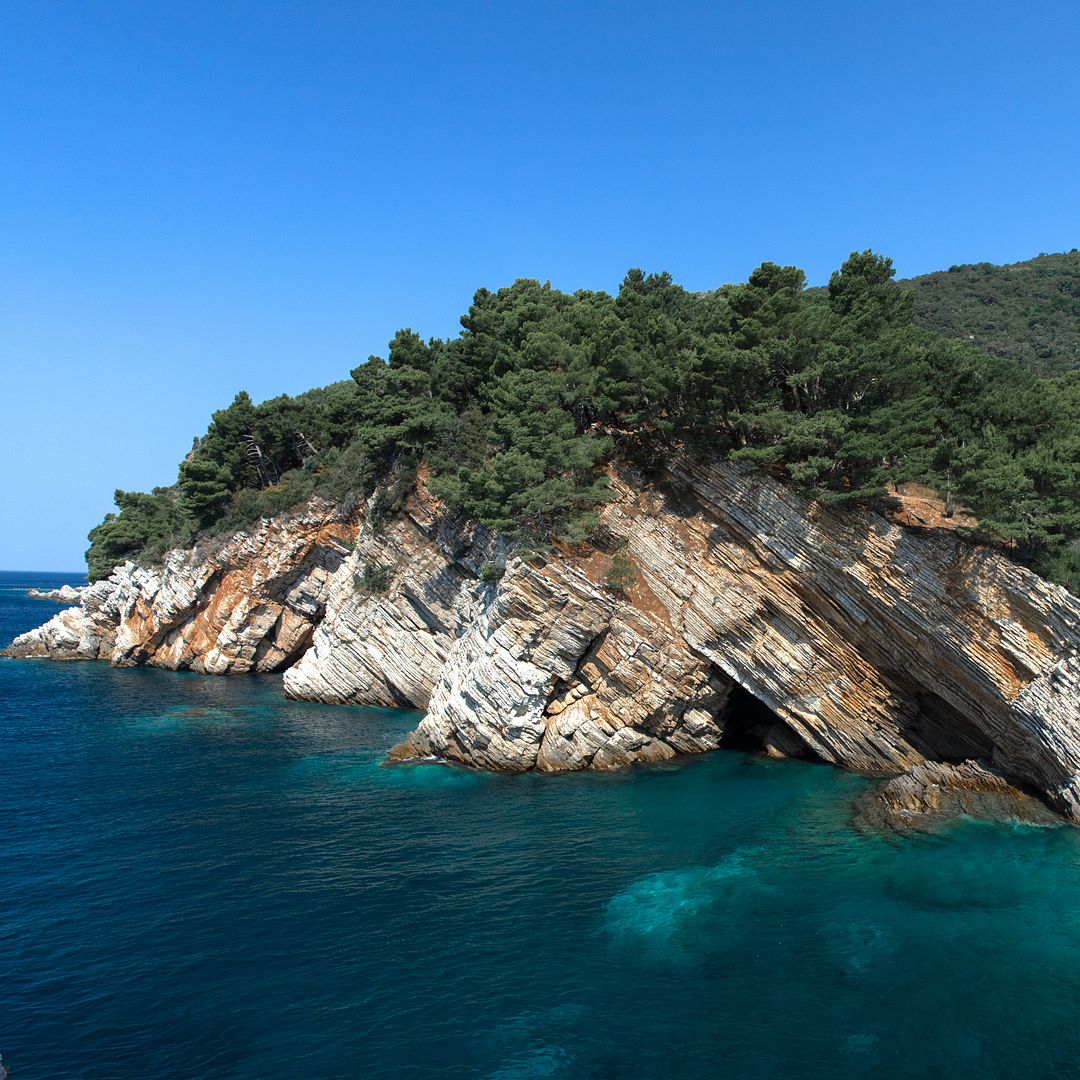 Petrovaс bay and rocks