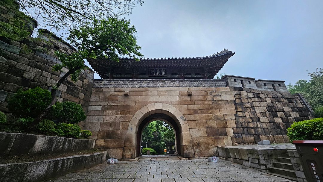 Changguimun Gate, starting point of Mt. Bukaksan.  240506. seoul.