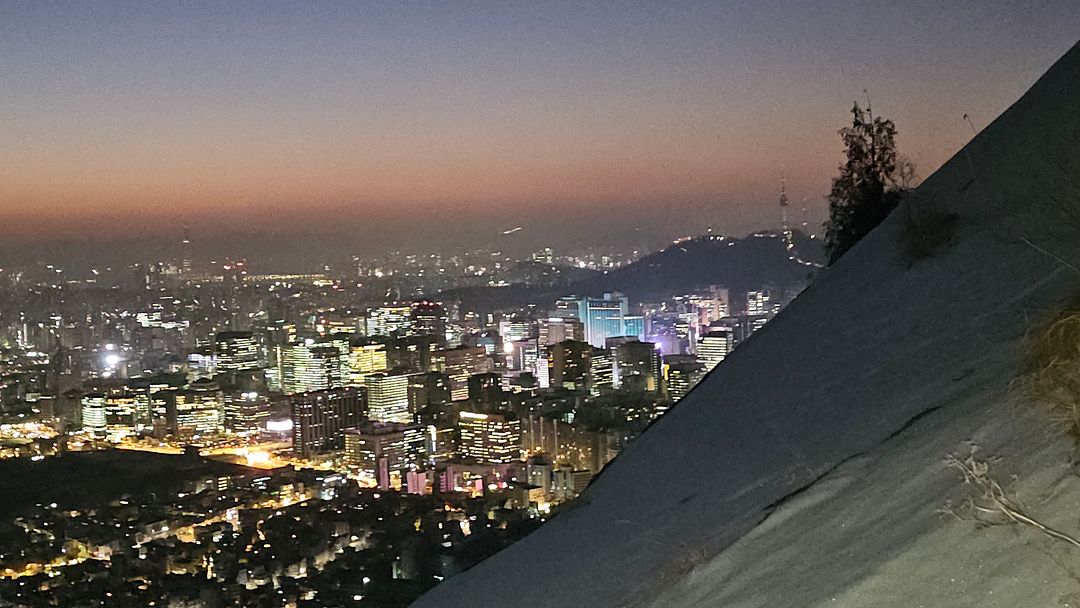 250115 Early morning view of the city from the snow-covered rocks of Inwangsan Mountain! Seoul, Korea